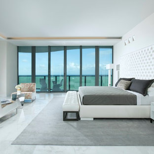 Cette photo montre une très grande chambre parentale tendance avec un mur blanc et un sol en marbre.