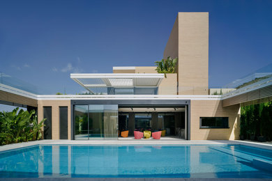 This is an example of an expansive modern pool in Alicante-Costa Blanca.