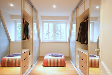 Mittelgroßes, Neutrales Modernes Ankleidezimmer mit Ankleidebereich, Glasfronten und hellem Holzboden in Leipzig