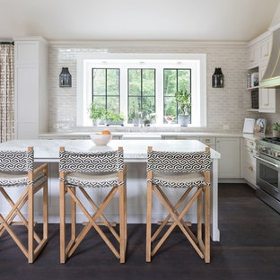 Diseño de cocina en L, clásica renovada, con fregadero sobremueble, armarios estilo shaker, puertas de armario grises, salpicadero verde, salpicadero de azulejos tipo metro, electrodomésticos de acero inoxidable, suelo de madera oscura, una isla y encimeras grises