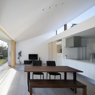 他の地域のモダンスタイルのおしゃれなLDK (白い壁、塗装フローリング、ベージュの床) の写真