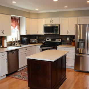 Создайте стильный интерьер: маленькая угловая кухня с обеденным столом, врезной раковиной, фасадами с утопленной филенкой, белыми фасадами, столешницей из кварцевого композита, разноцветным фартуком, фартуком из сланца, техникой из нержавеющей стали, светлым паркетным полом, островом, коричневым полом и белой столешницей - последний тренд