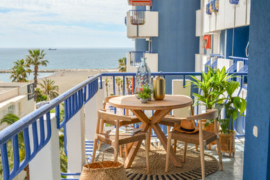 Diseño de balcones mediterráneo de tamaño medio en anexo de casas con apartamentos y barandilla de metal