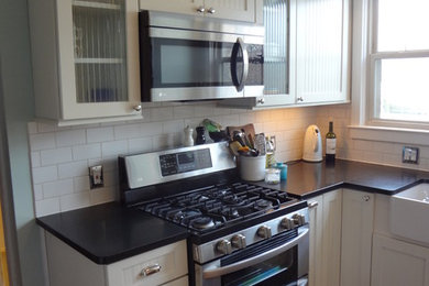 Kitchen - traditional kitchen idea in Detroit