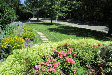 Design ideas for a traditional landscaping in Toronto.