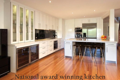Inspiration for a large modern kitchen in Brisbane.