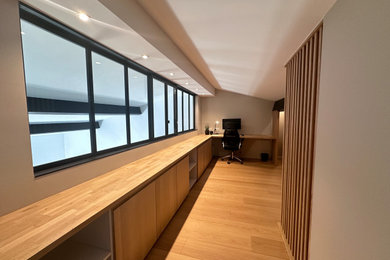 Réalisation d'une maison minimaliste de taille moyenne.