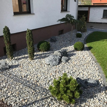 Moderner Vorgarten mit Kiesbeet
