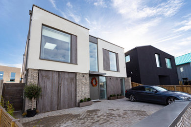 This is an example of a contemporary house exterior in Oxfordshire.