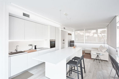 Ispirazione per una grande cucina minimal con paraspruzzi bianco e pavimento grigio