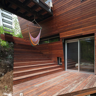 他の地域のモダンスタイルのおしゃれな横庭のデッキ (張り出し屋根) の写真
