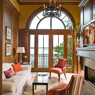 Mittelgroßes, Repräsentatives, Abgetrenntes Mediterranes Wohnzimmer mit beiger Wandfarbe, Travertin, Kamin, Kaminsims aus Holz und Multimediawand in Indianapolis