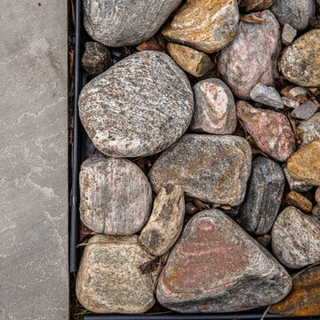 River stones / flagstone