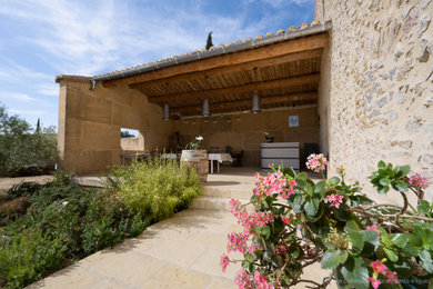 Photo of a farmhouse patio in Montpellier with concrete paving.