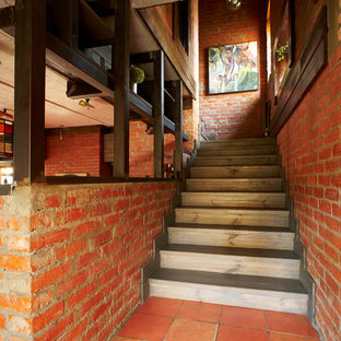 Diseño de escalera recta, urbana, con escalones de madera y contrahuellas de madera