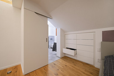 Geräumiges Modernes Schlafzimmer in Frankfurt am Main