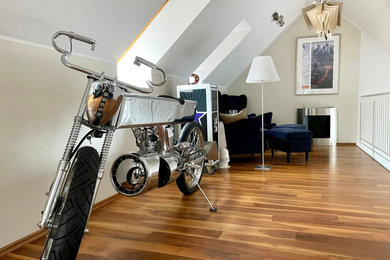 Moderne Hausbar mit braunem Holzboden und braunem Boden in München