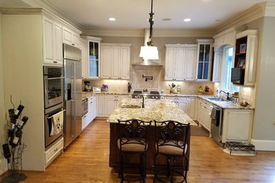 Example of a transitional kitchen design in Charlotte