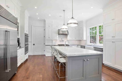 Kitchen - traditional kitchen idea in New York
