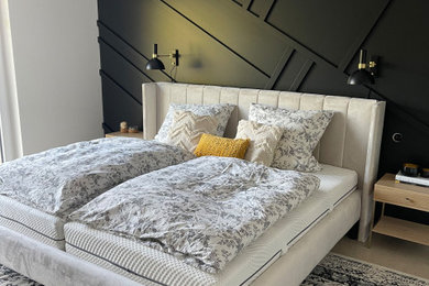 Mittelgroßes Hauptschlafzimmer mit schwarzer Wandfarbe, Porzellan-Bodenfliesen, beigem Boden und Holzwänden in Sonstige