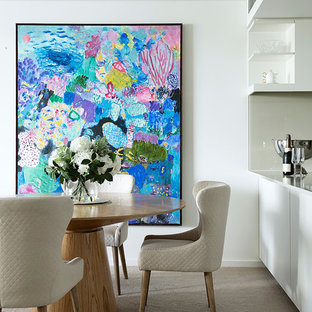 На фото: гостиные-столовые среднего размера в стиле современная классика с белыми стенами, ковровым покрытием и бежевым полом