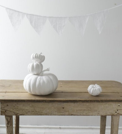 エクレクティック  Simple Painted White Pumpkin and farm table