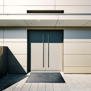 Foto di una grande porta d'ingresso contemporanea con pareti con effetto metallico, una porta a due ante, una porta in metallo e pavimento grigio
