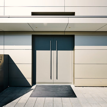modernes Atriumhaus in ökologischer Holzbauweise mit Metallfassade