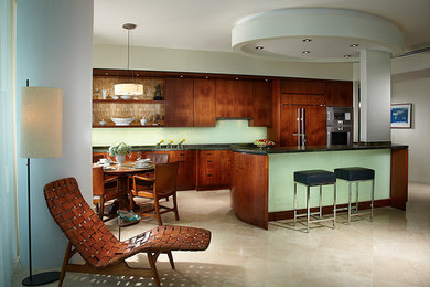 Zweizeilige, Mittelgroße Moderne Wohnküche mit flächenbündigen Schrankfronten, hellbraunen Holzschränken, Quarzit-Arbeitsplatte, Küchenrückwand in Grün, Glasrückwand, Küchengeräten aus Edelstahl, Kücheninsel und grüner Arbeitsplatte in Miami
