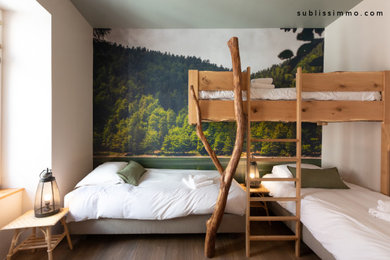 Idée de décoration pour une chambre d'enfant de 4 à 10 ans champêtre de taille moyenne avec parquet clair, un sol beige, du papier peint et un mur vert.