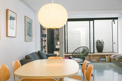 Свежая идея для дизайна: маленькая столовая в современном стиле с белыми стенами, бетонным полом и серым полом для на участке и в саду - отличное фото интерьера