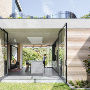 Cette photo montre un jardin latéral moderne de taille moyenne.