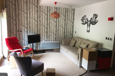 Réalisation d'un salon chalet de taille moyenne et ouvert avec un mur blanc, un sol en carrelage de céramique, aucune cheminée, un téléviseur indépendant et un sol beige.