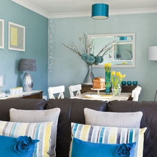 Idéer för ett mellanstort modernt allrum med öppen planlösning, med laminatgolv och en fristående TV