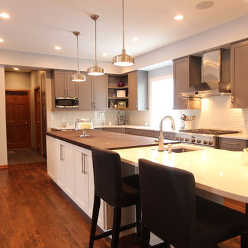 Large Island Provides Abundant Work Space