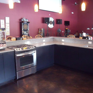 インディアナポリスのカントリー風おしゃれなホームバーの写真