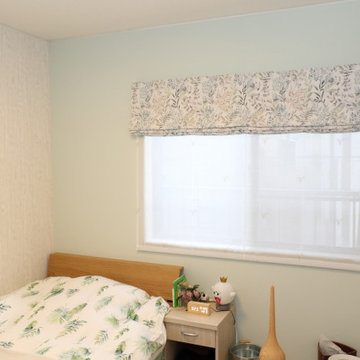 お部屋に色を…壁紙と床、カーテンでインテリアリフォーム①