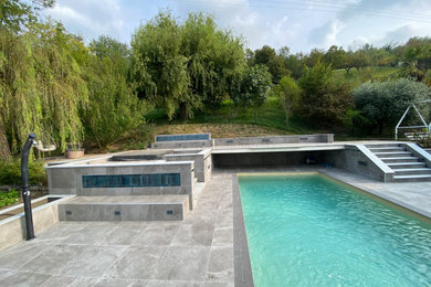 Esempio di una piscina contemporanea davanti casa con una vasca idromassaggio