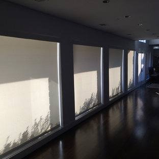 Klassisk inredning av en stor hall, med grå väggar och mörkt trägolv