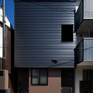 大阪のモダンスタイルのおしゃれな家の外観 (メタルサイディング、黒い外壁、片流れ屋根、アパート・マンション、金属屋根) の写真