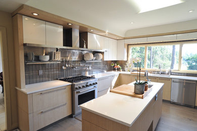 Eat-in kitchen - large contemporary u-shaped painted wood floor eat-in kitchen idea in Other with a single-bowl sink, flat-panel cabinets, light wood cabinets, quartz countertops, gray backsplash, glass tile backsplash, stainless steel appliances and an island
