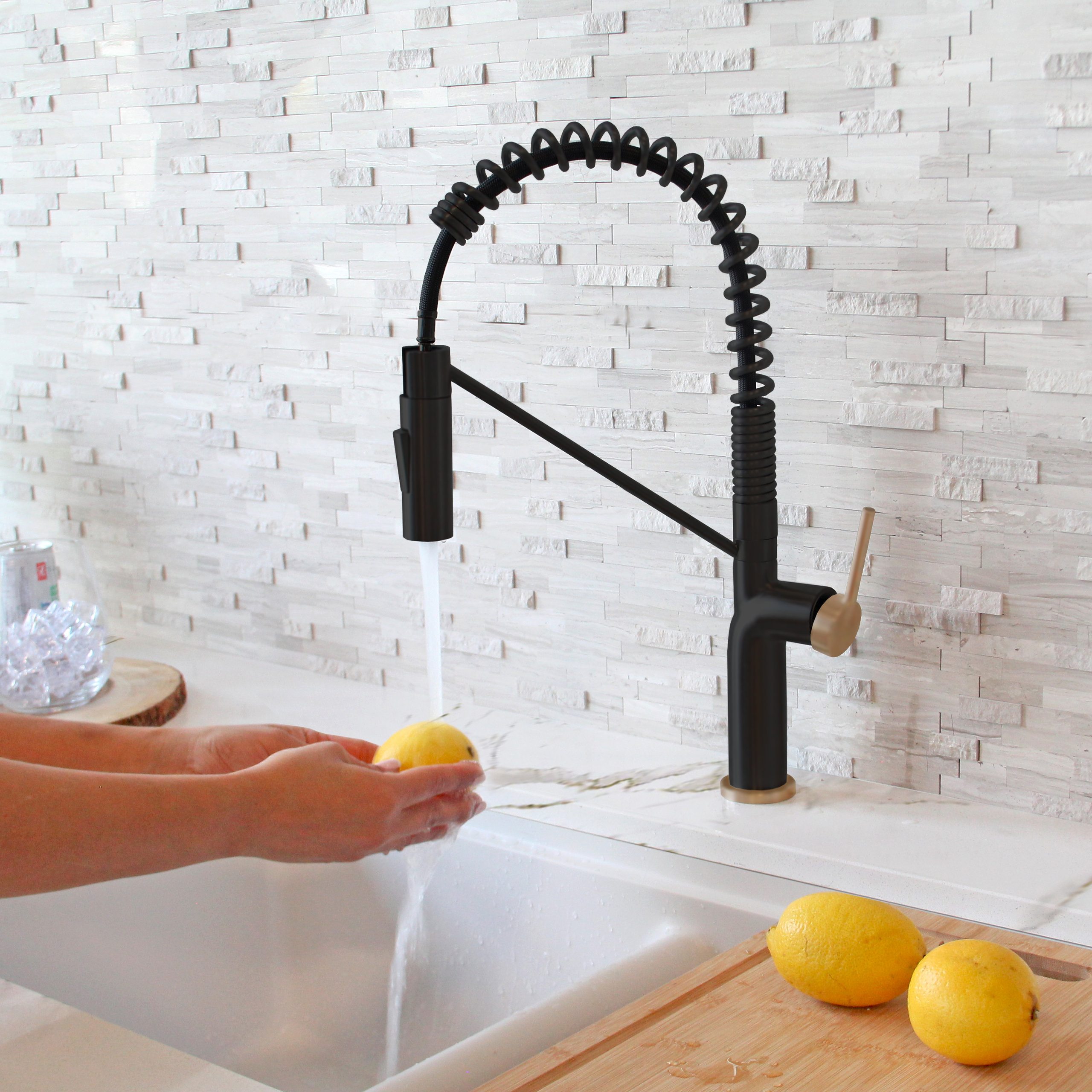 STYLISH Single Handle Pull-Down Dual Mode Kitchen Faucet in Matte Black/Gold