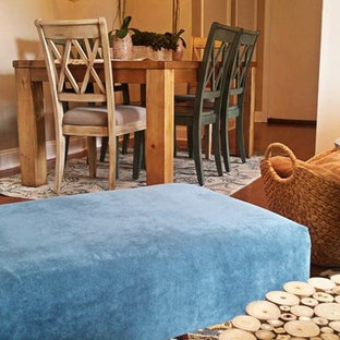 ニューアークの小さいトランジショナルスタイルのLDKの画像 (グレーの壁、無垢フローリング、暖炉なし)