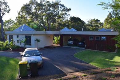 Großes, Einstöckiges Modernes Haus mit brauner Fassadenfarbe, Flachdach und Blechdach in Perth