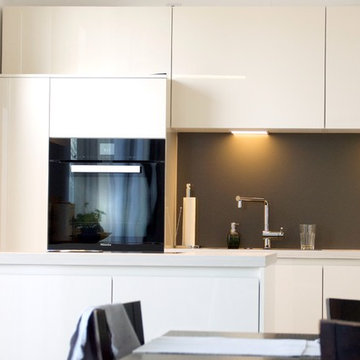 Moderne Küche in weiß mit Kücheninsel