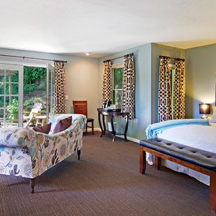 Mittelgroßes Shabby-Chic-Style Hauptschlafzimmer mit grauer Wandfarbe, Teppichboden, Eckkamin und Kaminumrandung aus Backstein in San Francisco