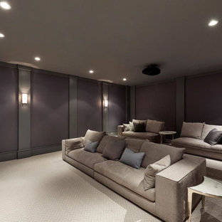 Idées déco pour une grande salle de cinéma classique fermée avec un mur violet, moquette, un écran de projection et un sol beige.