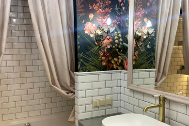 На фото: главная ванная комната среднего размера в классическом стиле с серыми фасадами, полновстраиваемой ванной, инсталляцией, белой плиткой, керамической плиткой, разноцветными стенами, полом из керамогранита, накладной раковиной, столешницей из искусственного камня, шторкой для ванной, серой столешницей, акцентной стеной, тумбой под одну раковину и подвесной тумбой с