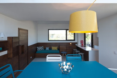 Cette image montre une salle à manger ouverte sur le salon nordique de taille moyenne avec un mur blanc.