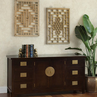 Idee per una camera degli ospiti etnica di medie dimensioni con pavimento in legno massello medio, nessun camino e pareti grigie